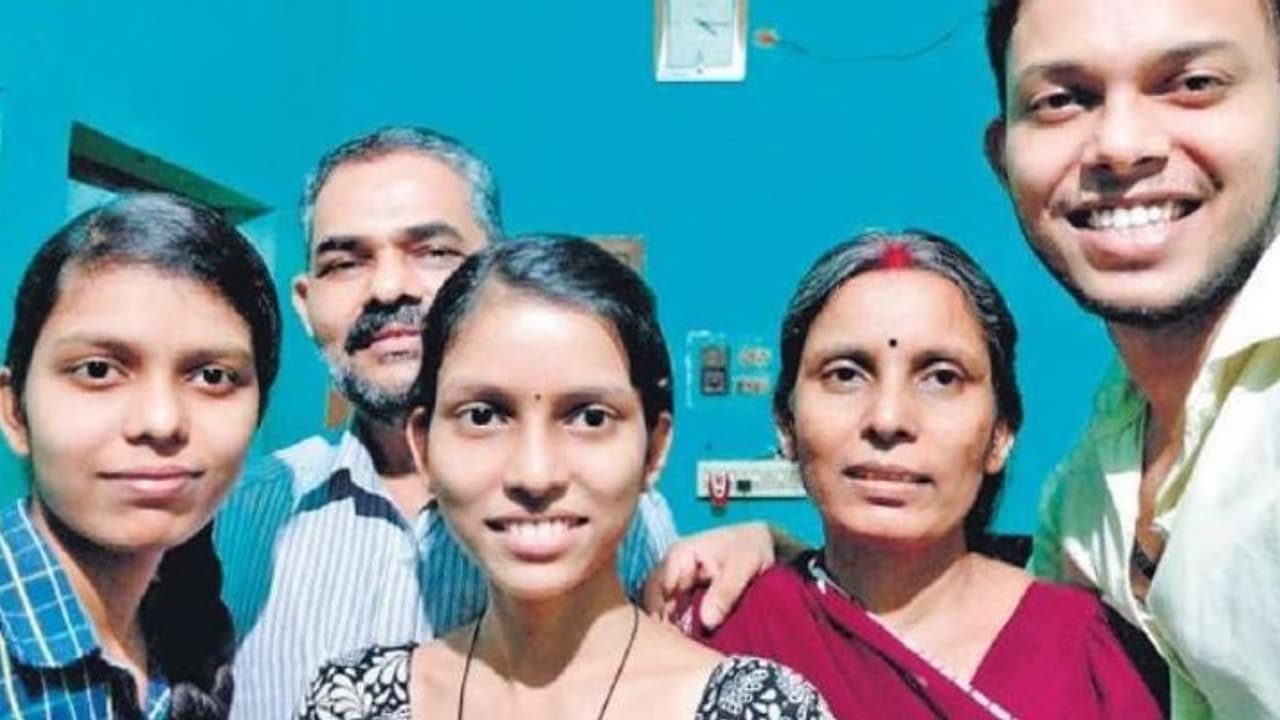 फीस भरने तक के नहीं थे पैसे...गरीबी को हरा मजदूर की बेटी ने यूनिवर्सिटी में किया टॉप, झूम उठा पूरा परिवार फीस भरने तक के नहीं थे पैसे...गरीबी को हरा मजदूर की बेटी ने यूनिवर्सिटी में किया टॉप, झूम उठा पूरा परिवार