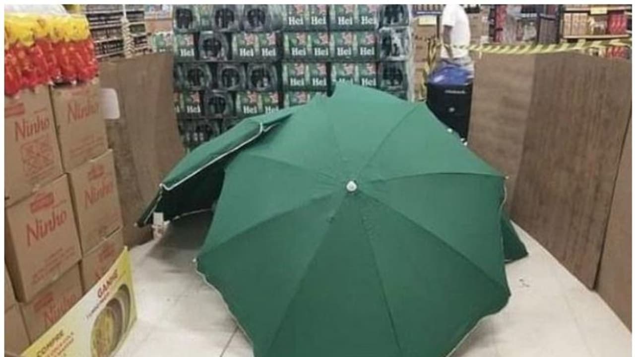 ജീവനക്കാരന്‍ മരിച്ചു, മൃതദേഹം മറച്ചുവെച്ച് കച്ചവടം നടത്തി സൂപ്പര്‍മാര്‍ക്കറ്റ്, പ്രതിഷേധം കനത്തപ്പോള്‍ മാപ്പ്