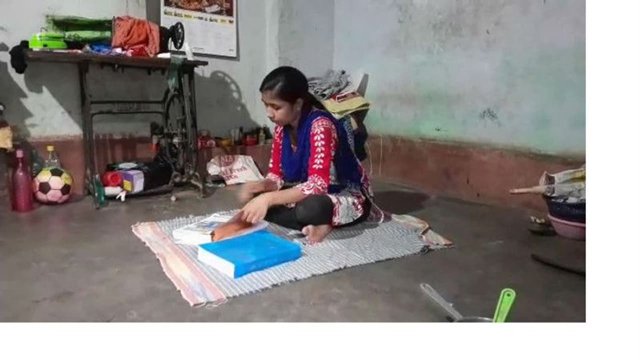 মোবাইল কেনার টাকা নেই, অনলাইনে পড়াশুনা থেকে বঞ্চিত প্রত্যন্ত গ্রাম মোবাইল কেনার টাকা নেই, অনলাইনে পড়াশুনা থেকে বঞ্চিত প্রত্যন্ত গ্রাম