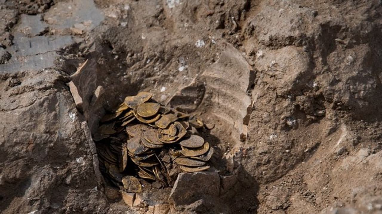 ಸಾವಿರ ವರ್ಷ ಹಳೆಯ ಚಿನ್ನದ ನಾಣ್ಯ ಪತ್ತೆ ಹಚ್ಚಿದ ಯುವಕರ ತಂಡ! ಸಾವಿರ ವರ್ಷ ಹಳೆಯ ಚಿನ್ನದ ನಾಣ್ಯ ಪತ್ತೆ ಹಚ್ಚಿದ ಯುವಕರ ತಂಡ!