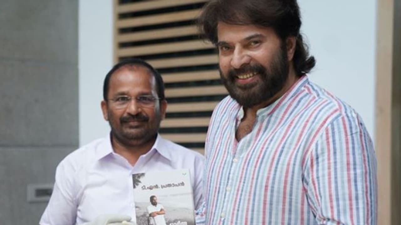 ടി എന് പ്രതാപന് എംപിയുടെ പുസ്തകം പ്രകാശനം ചെയ്ത് മമ്മൂട്ടി ടി എന് പ്രതാപന് എംപിയുടെ പുസ്തകം പ്രകാശനം ചെയ്ത് മമ്മൂട്ടി