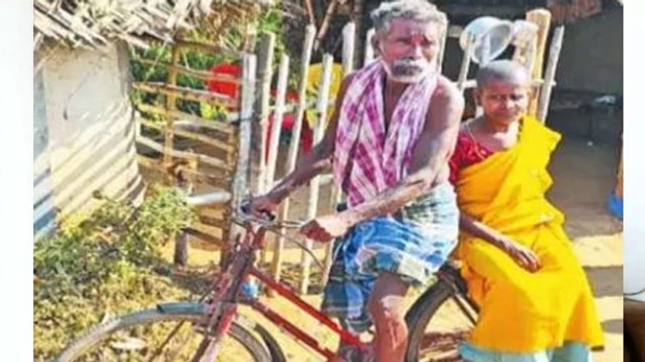 భార్యకు క్యాన్సర్.. సైకిల్ పై కూర్చోపెట్టుకొని 120కిమీ.. భార్యకు క్యాన్సర్.. సైకిల్ పై కూర్చోపెట్టుకొని 120కిమీ..
