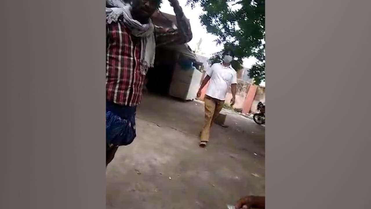 డెడ్ బాడీ కావాలంటే.. డబ్బులు ఇవ్వాల్సిందే..! (వీడియో) డెడ్ బాడీ కావాలంటే.. డబ్బులు ఇవ్వాల్సిందే..! (వీడియో)