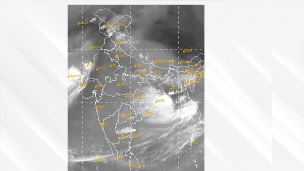 బంగాళాఖాతంలో అల్పపీడనం: ఏపీలో వర్ష సూచన బంగాళాఖాతంలో అల్పపీడనం: ఏపీలో వర్ష సూచన