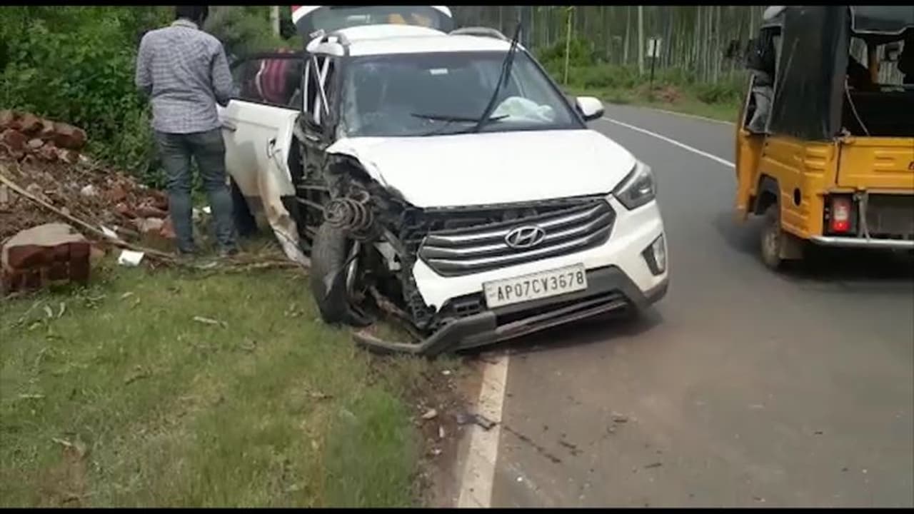 కారు తుక్కు తుక్కు, ఘోర ప్రమాదం: అదృష్టమంటే వీరిదే (వీడియో) కారు తుక్కు తుక్కు, ఘోర ప్రమాదం: అదృష్టమంటే వీరిదే (వీడియో)