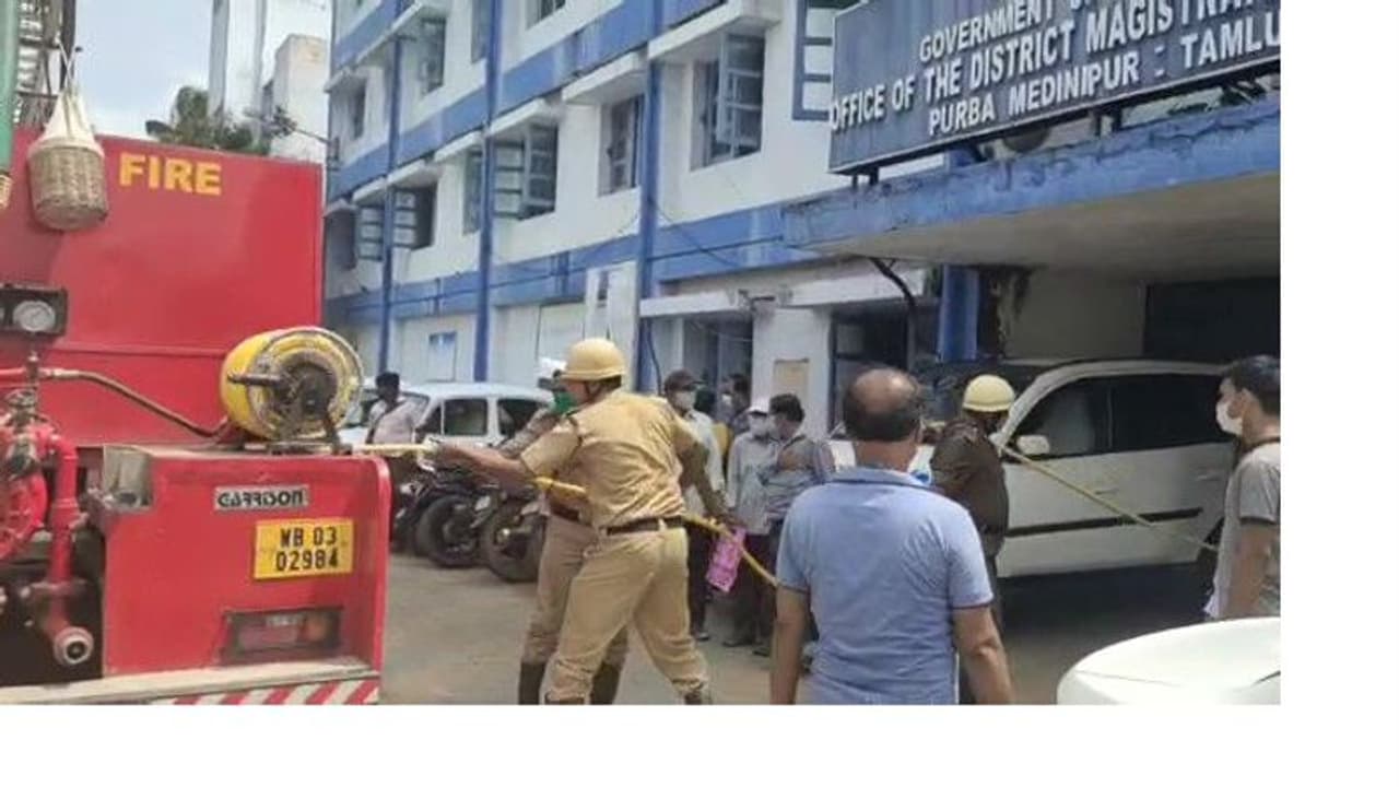 ইঁদূরের কারসাজি, অগুন আর ধোঁয়াতে ত্রাহি ত্রাহি রব জেলা শাসকের দফতরে ইঁদূরের কারসাজি, অগুন আর ধোঁয়াতে ত্রাহি ত্রাহি রব জেলা শাসকের দফতরে