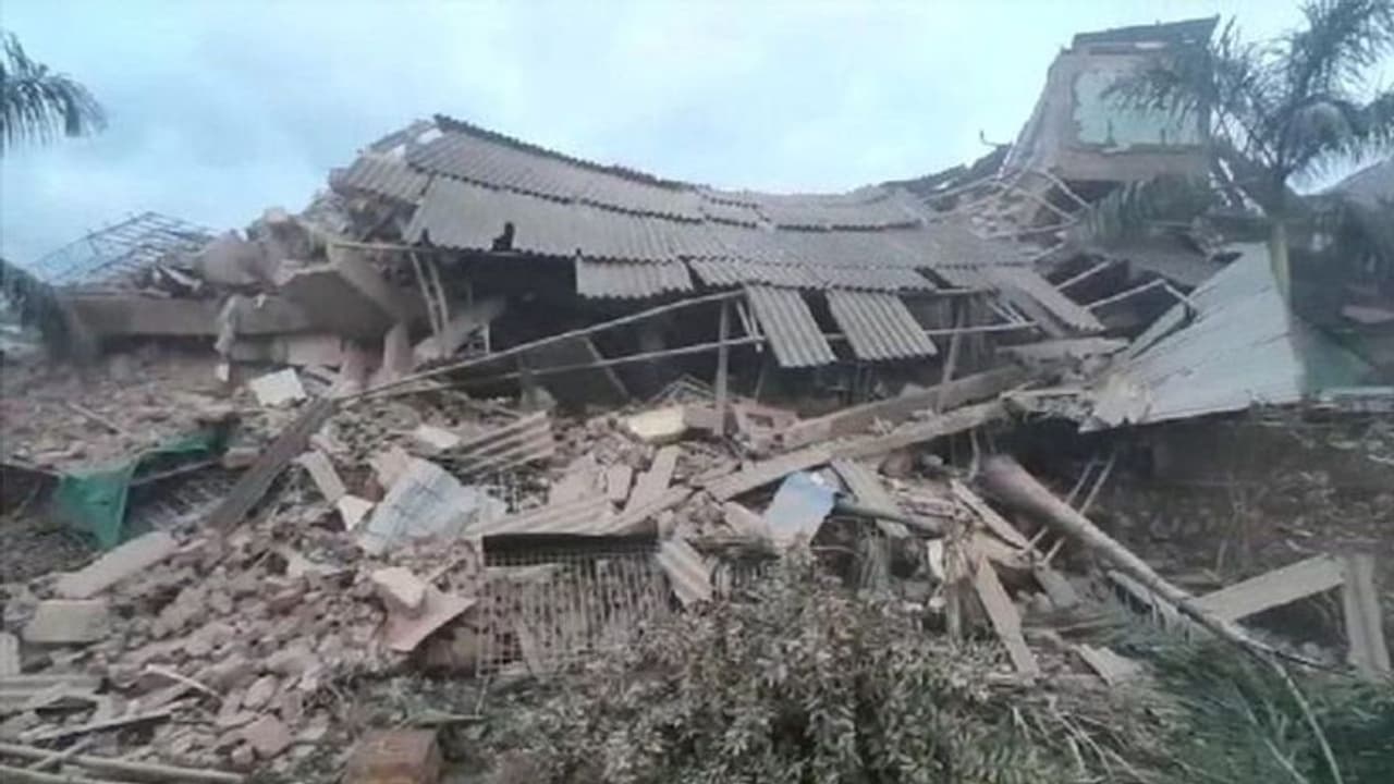 మహారాష్ట్రలో విరిగిపడ్డ కొండచరియలు: చిక్కుకున్న 300 మంది మహారాష్ట్రలో విరిగిపడ్డ కొండచరియలు: చిక్కుకున్న 300 మంది