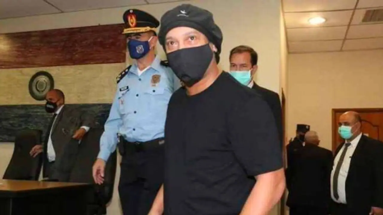 প্যারাগুয়েতে গৃহবন্দি অবস্থা থেকে মুক্তি, ৫ মাস পর ব্রাজিলে ফিরলেন রোনাল্ডিনহো প্যারাগুয়েতে গৃহবন্দি অবস্থা থেকে মুক্তি, ৫ মাস পর ব্রাজিলে ফিরলেন রোনাল্ডিনহো