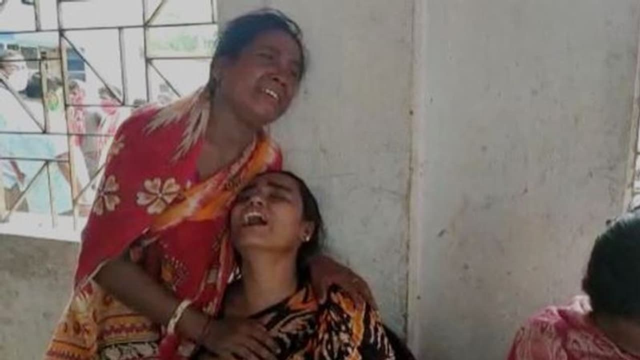 বেপরোয়া গতির বলি বাবা ও ছেলে, মর্মান্তিক দুর্ঘটনা ঘটল গুসকরায় বেপরোয়া গতির বলি বাবা ও ছেলে, মর্মান্তিক দুর্ঘটনা ঘটল গুসকরায়