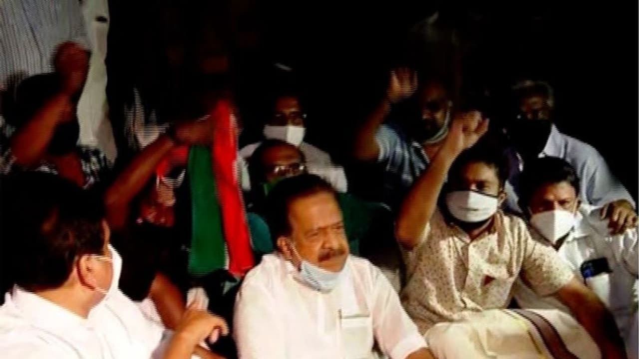 ഇരുപത്തിയൊന്നായിരം വാര്ഡുകളില് സത്യഗ്രഹം; സർക്കാരിനെതിരെ സമരം കടുപ്പിക്കാന് യുഡിഎഫ് ഇരുപത്തിയൊന്നായിരം വാര്ഡുകളില് സത്യഗ്രഹം; സർക്കാരിനെതിരെ സമരം കടുപ്പിക്കാന് യുഡിഎഫ്