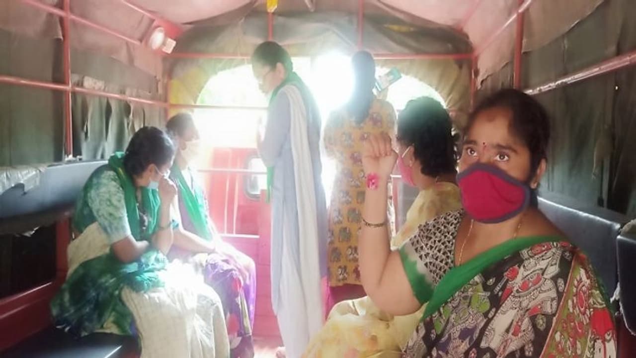 సీఆర్డీఎ ముట్టడి: ఉద్రిక్తత, రాజధాని రైతుల అరెస్టు (వీడియో) సీఆర్డీఎ ముట్టడి: ఉద్రిక్తత, రాజధాని రైతుల అరెస్టు (వీడియో)