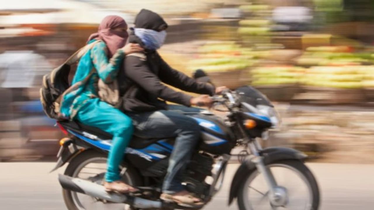 భార్యను టీచర్ చేసేందుకు బైక్ పై 1100 కి.మీ. భార్యను టీచర్ చేసేందుకు బైక్ పై 1100 కి.మీ.