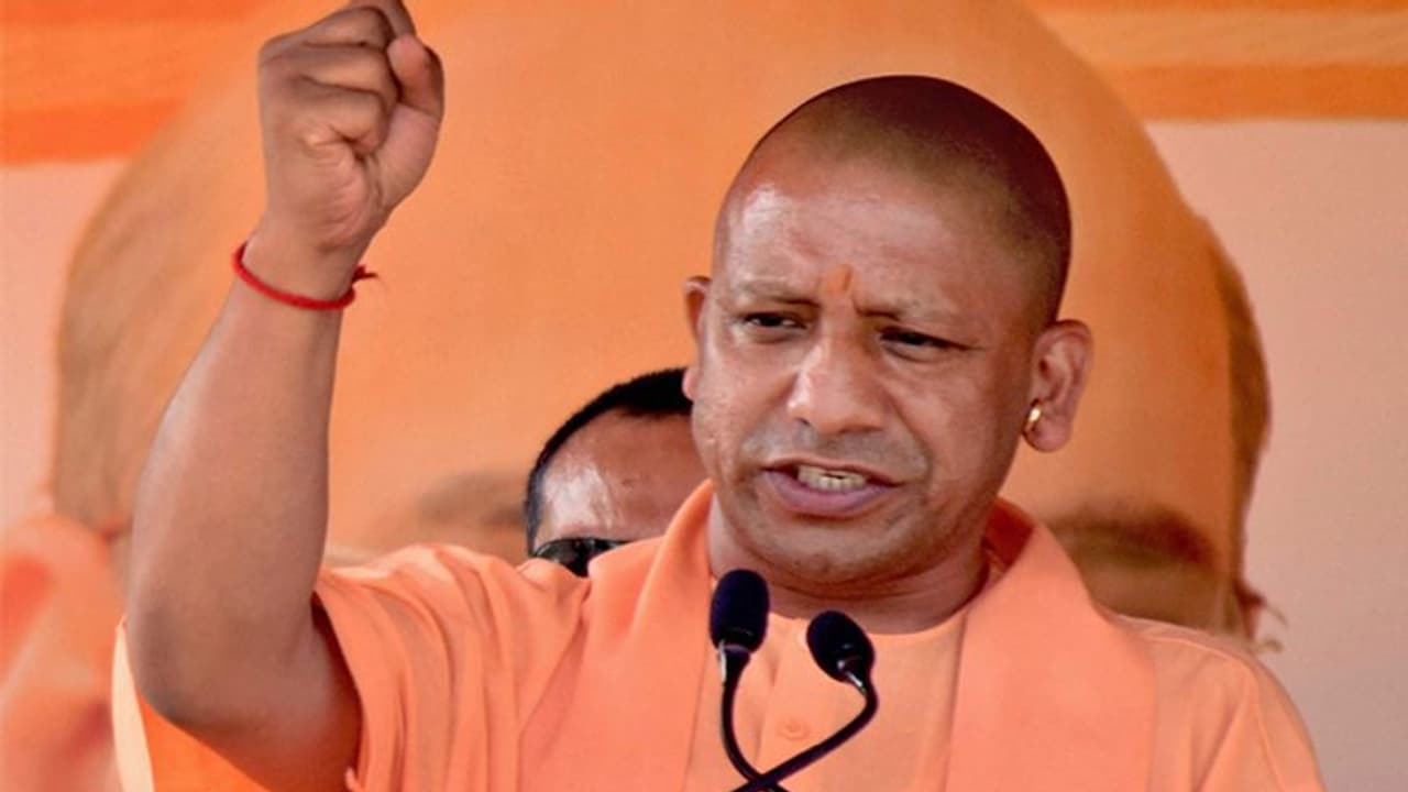 राजधानी में सपा नेता ने लगवाया विवादित पोस्टर, सीएम योगी को लिखा बंद करो ब्राह्मणों पर अत्याचार राजधानी में सपा नेता ने लगवाया विवादित पोस्टर, सीएम योगी को लिखा बंद करो ब्राह्मणों पर अत्याचार