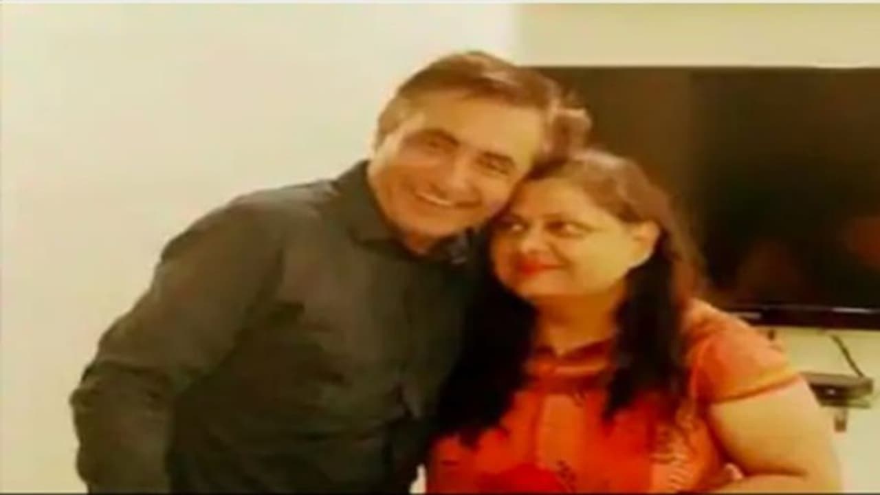 आर्थिक तंगी से जूझ रहे कारोबारी ने उठाया खौफनाक कदम, पत्नी को गोली मारने के बाद खुद को किया शूट आर्थिक तंगी से जूझ रहे कारोबारी ने उठाया खौफनाक कदम, पत्नी को गोली मारने के बाद खुद को किया शूट