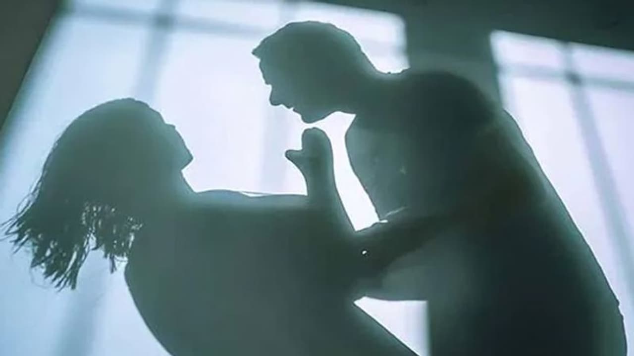 महिला अधिवक्ता के साथ पड़ोसी ने बीच सड़क पर किया ऐसा गंदा काम, तमाशाबीन बने रहे लोग, वह चीखती चिल्लाती रही महिला अधिवक्ता के साथ पड़ोसी ने बीच सड़क पर किया ऐसा गंदा काम, तमाशाबीन बने रहे लोग, वह चीखती चिल्लाती रही