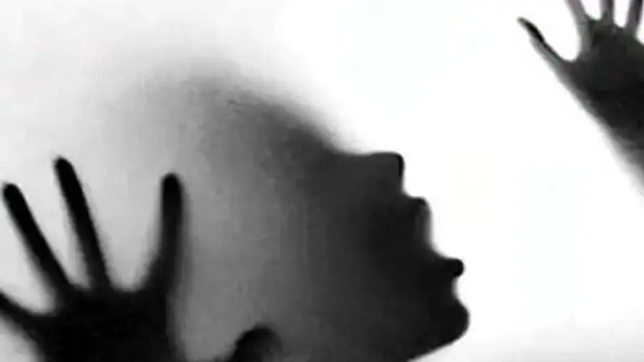 பெண்ணின் தொடைகளில் பூட்ஸ் கால்களால் காவல் துறை அதிகாரி செய்த கொடுமை: பெண்கள் வாழத் தகுதியற்ற மாநிலமா இது.?