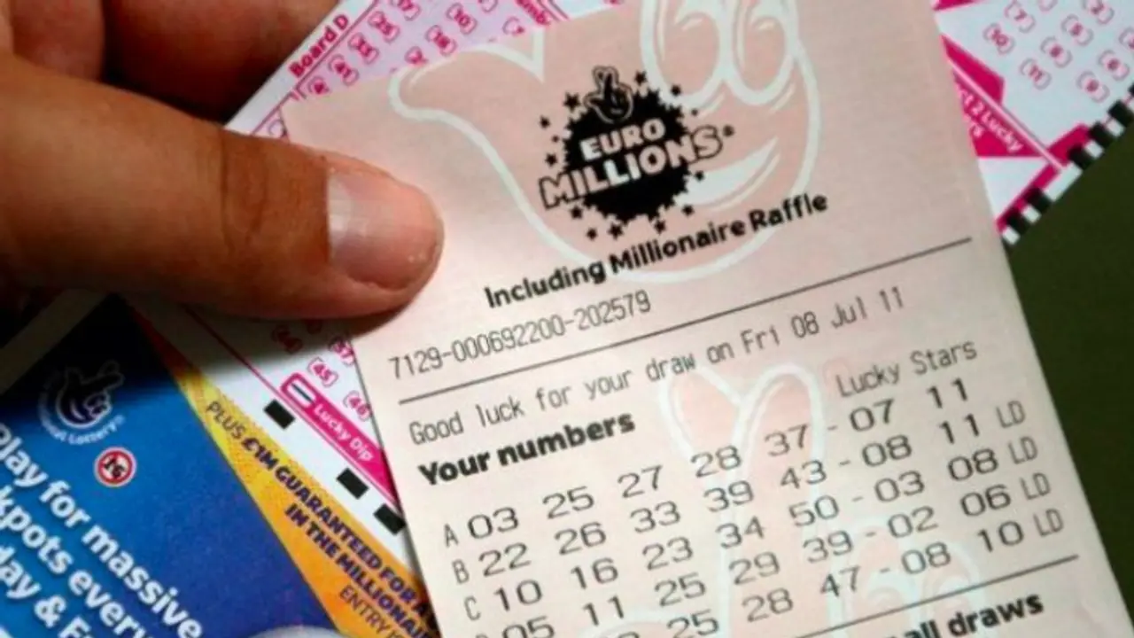 1144 കോടി രൂപയുടെ ലോട്ടറി അടിച്ചയാള് ടിക്കറ്റ് ഹാജരാക്കി; പേര് പുറത്തുവിടണോ എന്ന് വിജയിക്ക് തീരുമാനിക്കാം 1144 കോടി രൂപയുടെ ലോട്ടറി അടിച്ചയാള് ടിക്കറ്റ് ഹാജരാക്കി; പേര് പുറത്തുവിടണോ എന്ന് വിജയിക്ക് തീരുമാനിക്കാം