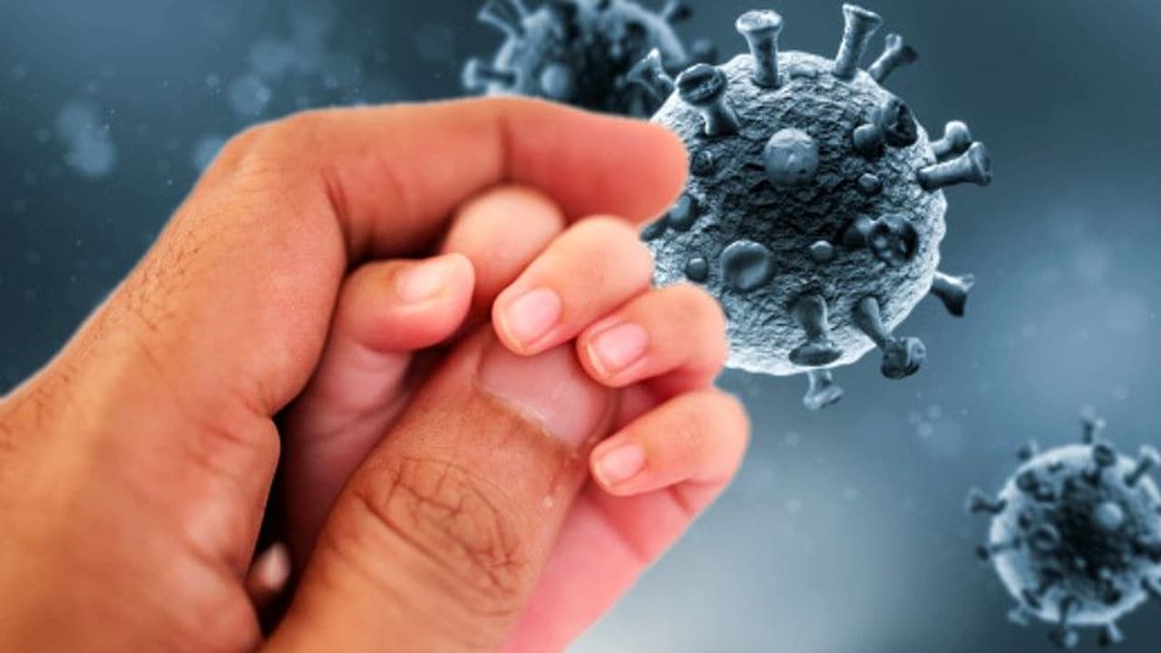 ভেন্টিলেশনে থেকে মৃত্যুর সঙ্গে যুঝে প্রসব করলেন মা, কোভিডের ধূসর বিশ্বে একমাস পর ঘটল অলৌকিক