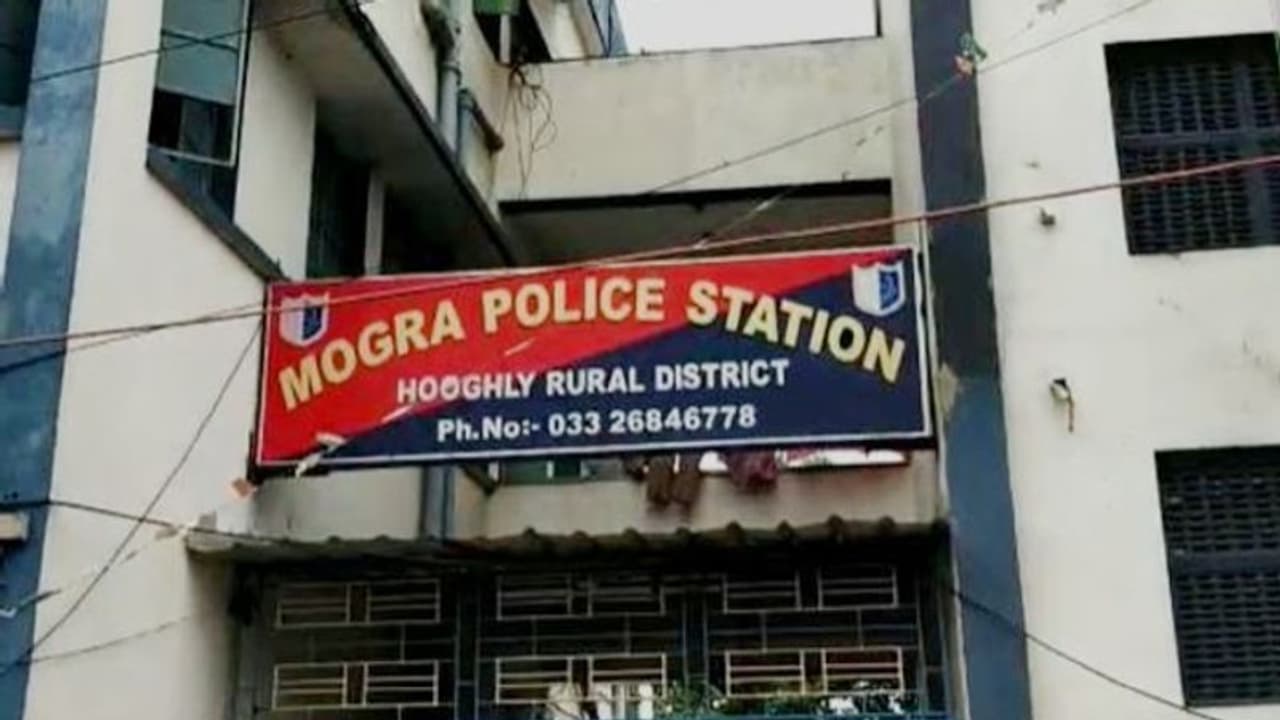 স্ত্রীর পরকীয়া হাতেনাতে ধরে ফেললেন স্বামী, বিপদ বুঝে ধারালো অস্ত্রের কোপ প্রেমিকের