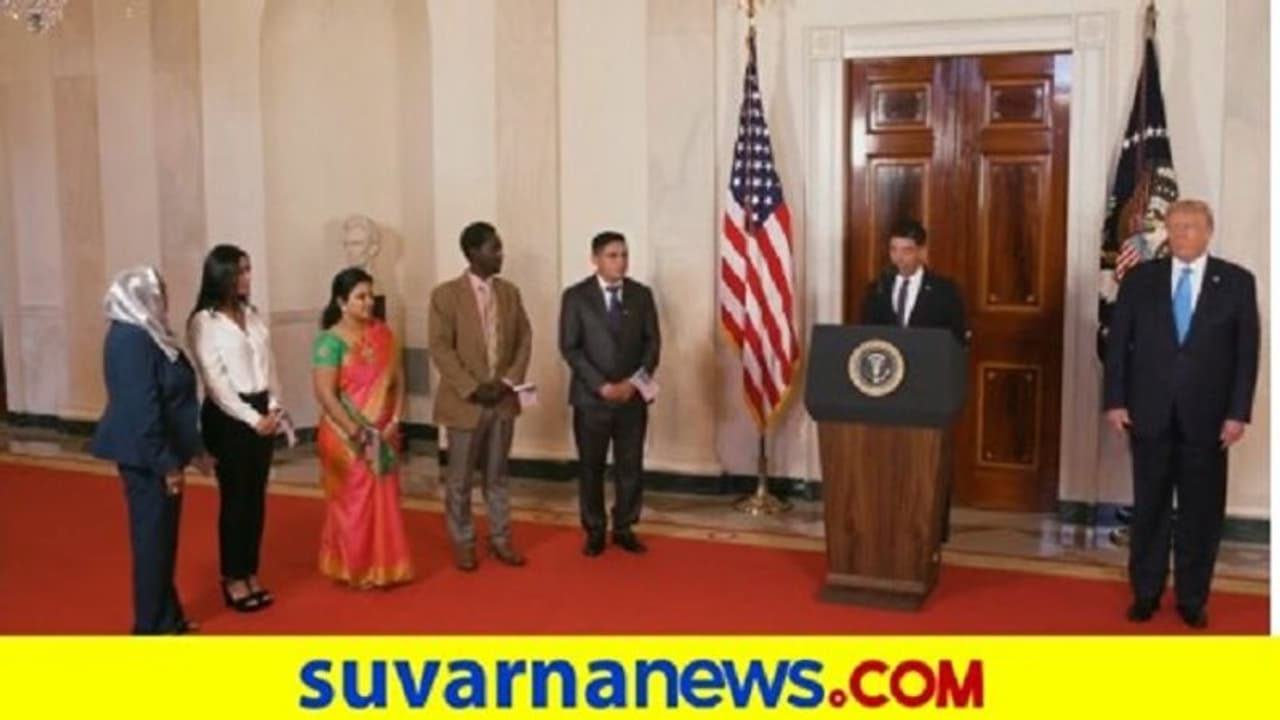 ಸೀರೆಯುಟ್ಟು ಟ್ರಂಪ್ ಸಮ್ಮುಖ ಅಮೆರಿಕದ ಪ್ರಜೆಯಾದ ಸುಧಾ ಸುಂದರಿ ಸೀರೆಯುಟ್ಟು ಟ್ರಂಪ್ ಸಮ್ಮುಖ ಅಮೆರಿಕದ ಪ್ರಜೆಯಾದ ಸುಧಾ ಸುಂದರಿ