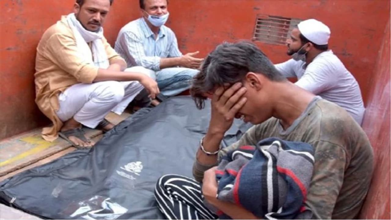 दो साल की बेटी को मारने के बाद पिता ने की आत्महत्या, सुसाइड नोट में लिखी चौंकाने वाली वजह दो साल की बेटी को मारने के बाद पिता ने की आत्महत्या, सुसाइड नोट में लिखी चौंकाने वाली वजह