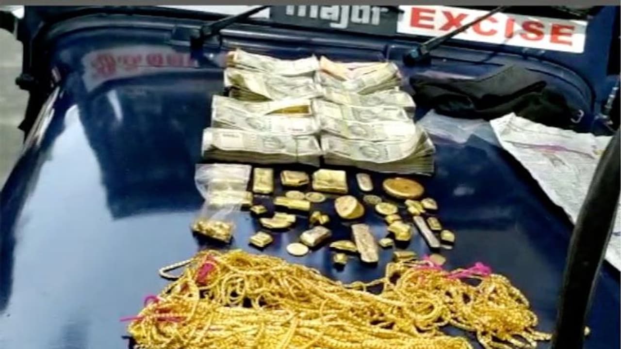 പാലക്കാട് മീനാക്ഷിപുരം ചെക്ക്പോസ്റ്റിൽ മൂന്നരക്കിലോ സ്വര്ണവും ആറ് ലക്ഷം രൂപയും പിടികൂടി, രണ്ടുപേർ അറസ്റ്റിൽ പാലക്കാട് മീനാക്ഷിപുരം ചെക്ക്പോസ്റ്റിൽ മൂന്നരക്കിലോ സ്വര്ണവും ആറ് ലക്ഷം രൂപയും പിടികൂടി, രണ്ടുപേർ അറസ്റ്റിൽ