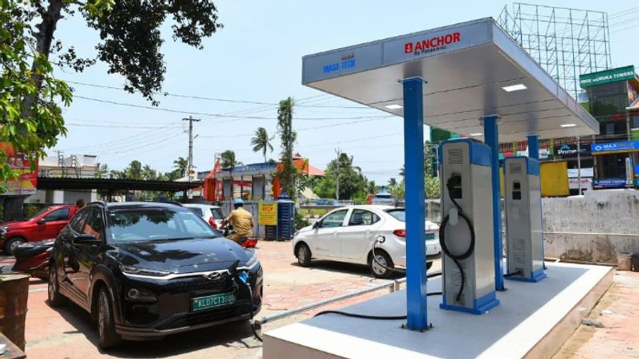 ഇലക്ട്രിക് വാഹനങ്ങള്ക്കായി 250 ചാര്ജ്ജിങ് സ്റ്റേഷനുകള്; ആദ്യ സ്റ്റേഷന് നേമത്ത് പൂര്ത്തിയായി ഇലക്ട്രിക് വാഹനങ്ങള്ക്കായി 250 ചാര്ജ്ജിങ് സ്റ്റേഷനുകള്; ആദ്യ സ്റ്റേഷന് നേമത്ത് പൂര്ത്തിയായി