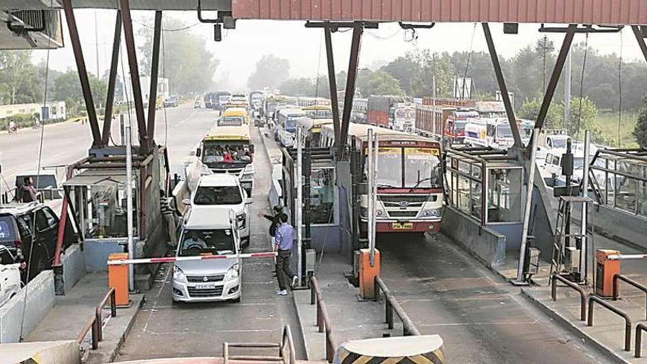 ఏప్రిల్ ఒకటి నుంచి టోల్ బాదుడు.. ఒకేసారి 5శాతం పెంపు...