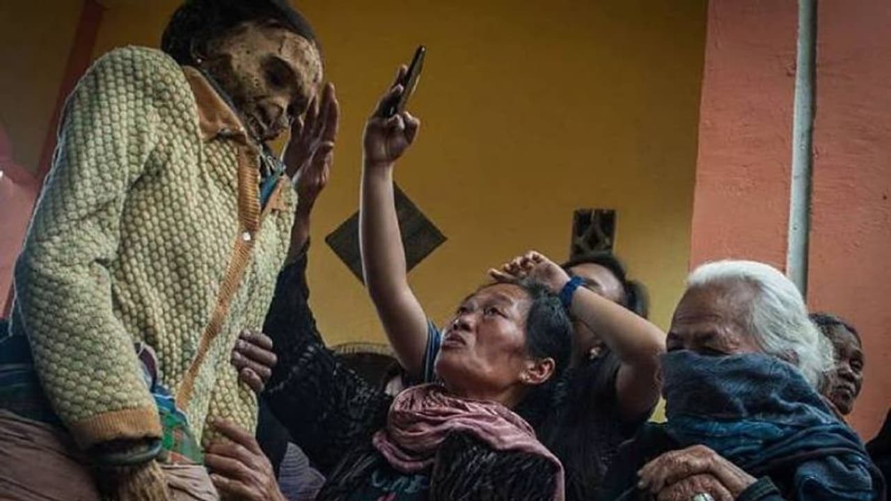 മൃതദേഹങ്ങള് തിരികെയെടുത്ത് പുതുവസ്ത്രങ്ങളുടുപ്പിക്കുകയും സിഗരറ്റുവരെ കൊളുത്തിക്കൊടുക്കുകയും ചെയ്യുന്ന ആഘോഷം മൃതദേഹങ്ങള് തിരികെയെടുത്ത് പുതുവസ്ത്രങ്ങളുടുപ്പിക്കുകയും സിഗരറ്റുവരെ കൊളുത്തിക്കൊടുക്കുകയും ചെയ്യുന്ന ആഘോഷം