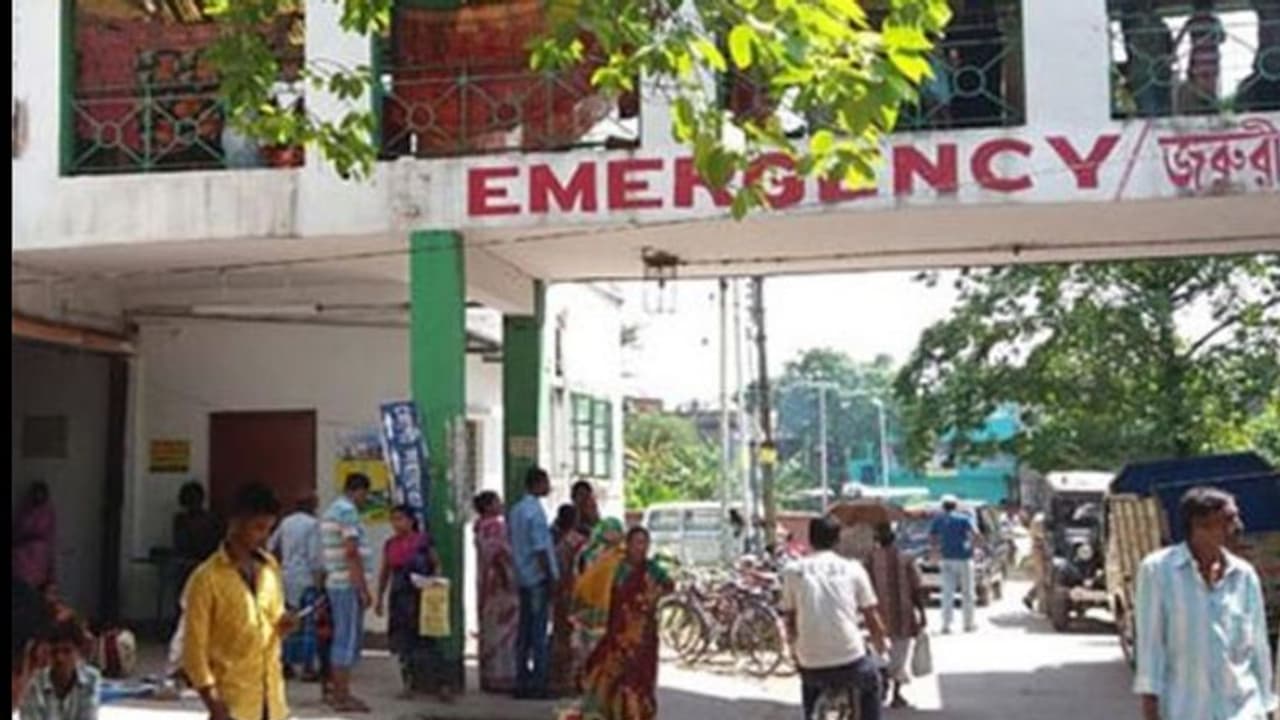 প্রসূতিকে 'ইঞ্জেকশন', মৃত্যুর পর রণক্ষেত্রের চেহারা নিল বারাসত হাসপাতাল প্রসূতিকে 'ইঞ্জেকশন', মৃত্যুর পর রণক্ষেত্রের চেহারা নিল বারাসত হাসপাতাল