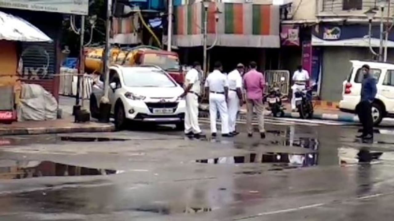 কালীঘাটে মুখ্যমন্ত্রীর বাড়ির সামনে শুটআউট, লুটিয়ে পড়লেন এক পুলিশকর্মী কালীঘাটে মুখ্যমন্ত্রীর বাড়ির সামনে শুটআউট, লুটিয়ে পড়লেন এক পুলিশকর্মী