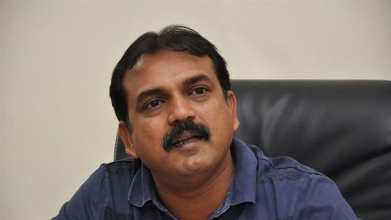 సోషల్ మీడియాకి స్టార్ డైరెక్టర్ గుడ్ బై.. అనుబంధంలో మార్పుండదంటూ.. సోషల్ మీడియాకి స్టార్ డైరెక్టర్ గుడ్ బై.. అనుబంధంలో మార్పుండదంటూ..