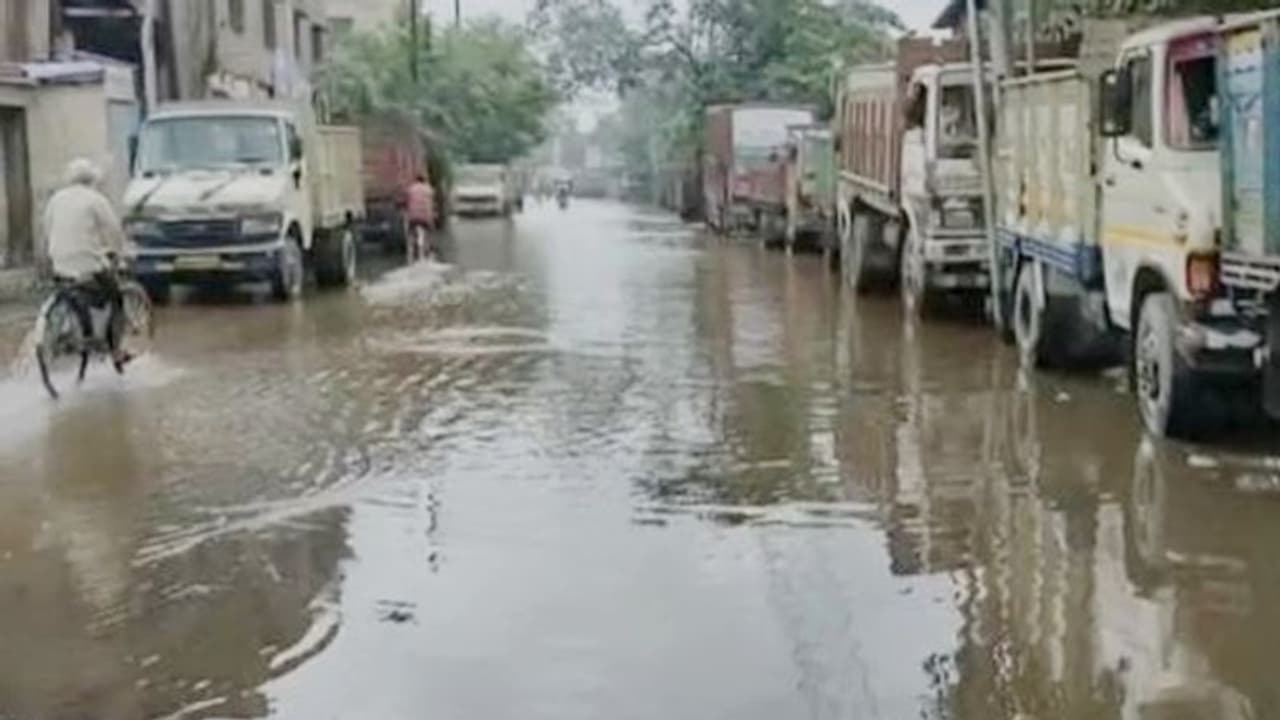 হাল্কা বৃষ্টিতেই দুর্ভোগ চরমে, হাওড়ায় জল জমল একাধিক রাস্তায়