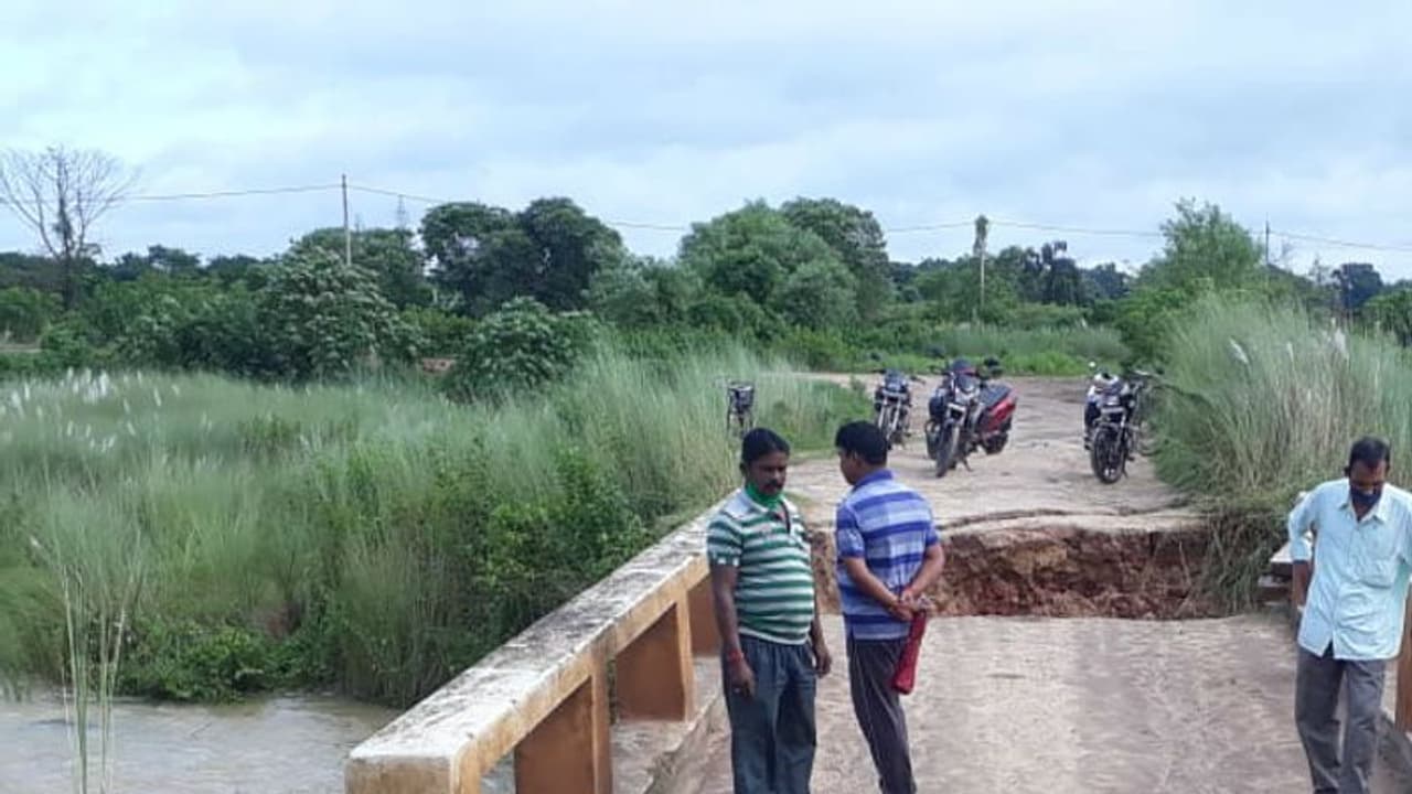 জলের তোড়ে ভেঙে পড়ল কংক্রিটের মজবুত সেতু, বিচ্ছিন্ন যোগাযোগ