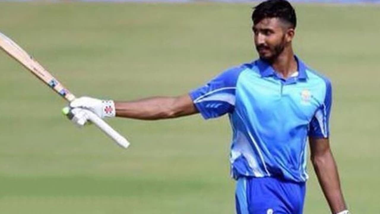 தொடக்க வீரர்கள் படிக்கல், சமர்த் அபார சதம்..! 10 விக்கெட் வித்தியாசத்தில் கர்நாடகா அபார வெற்றி தொடக்க வீரர்கள் படிக்கல், சமர்த் அபார சதம்..! 10 விக்கெட் வித்தியாசத்தில் கர்நாடகா அபார வெற்றி