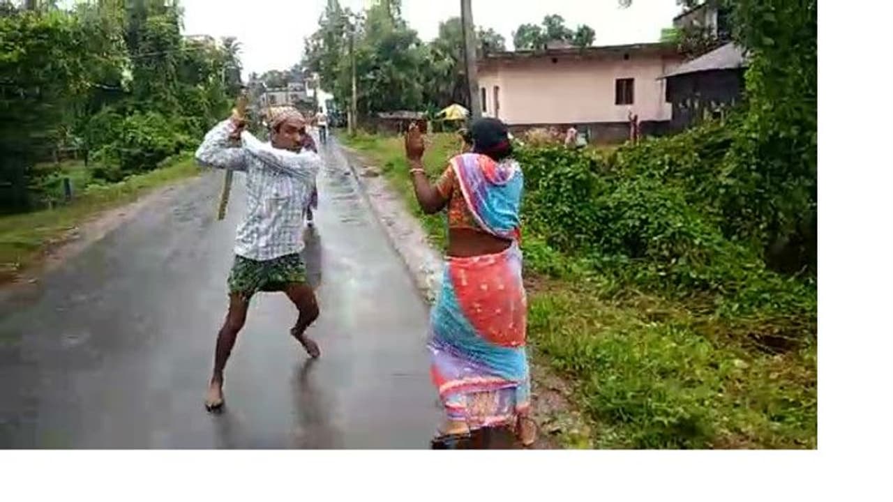 বাঁশ উঁচিয়ে মহিলাদের মারছেন তৃণমূল নেতা, গড়বেতার ছবি ভাইরাল হতেই গ্রেফতার দাপুটে বাঁশ উঁচিয়ে মহিলাদের মারছেন তৃণমূল নেতা, গড়বেতার ছবি ভাইরাল হতেই গ্রেফতার দাপুটে