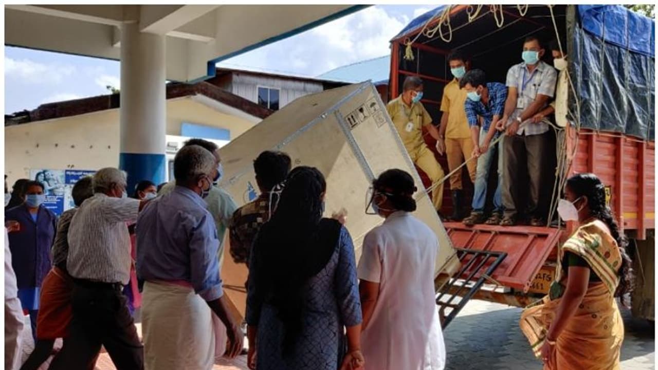 കൊവിഡ് ലാബ് മെഷീന് ഇറക്കാന് അമിത കൂലി; ആലപ്പുഴയില് സിഐടിയു പ്രവര്ത്തകര്ക്കെതിരെ പരാതി കൊവിഡ് ലാബ് മെഷീന് ഇറക്കാന് അമിത കൂലി; ആലപ്പുഴയില് സിഐടിയു പ്രവര്ത്തകര്ക്കെതിരെ പരാതി