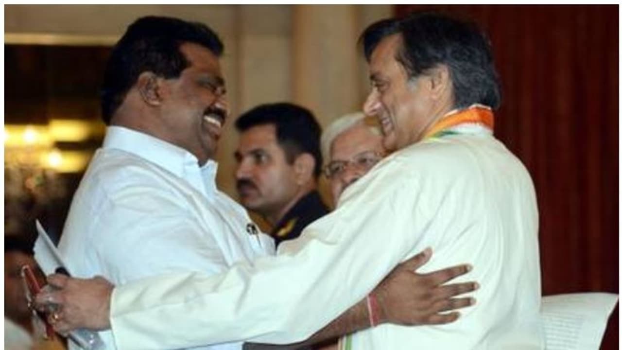 "ശശി തരൂര് ഗസ്റ്റ് ആർട്ടിസ്റ്റ്"; വിശ്വപൗരൻ ആണെന്ന് കരുതി എന്തും പറയരുതെന്ന് കൊടിക്കുന്നിൽ "ശശി തരൂര് ഗസ്റ്റ് ആർട്ടിസ്റ്റ്"; വിശ്വപൗരൻ ആണെന്ന് കരുതി എന്തും പറയരുതെന്ന് കൊടിക്കുന്നിൽ