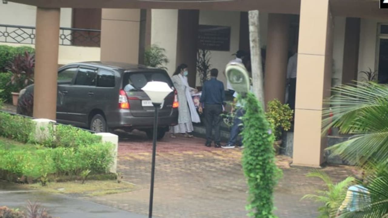 सुशांत केस : CBI के सवालों का जवाब देने DRDO गेस्ट हाउस पहुंची रिया, गुस्से में गाड़ी के कांच पर मारा हाथ सुशांत केस : CBI के सवालों का जवाब देने DRDO गेस्ट हाउस पहुंची रिया, गुस्से में गाड़ी के कांच पर मारा हाथ