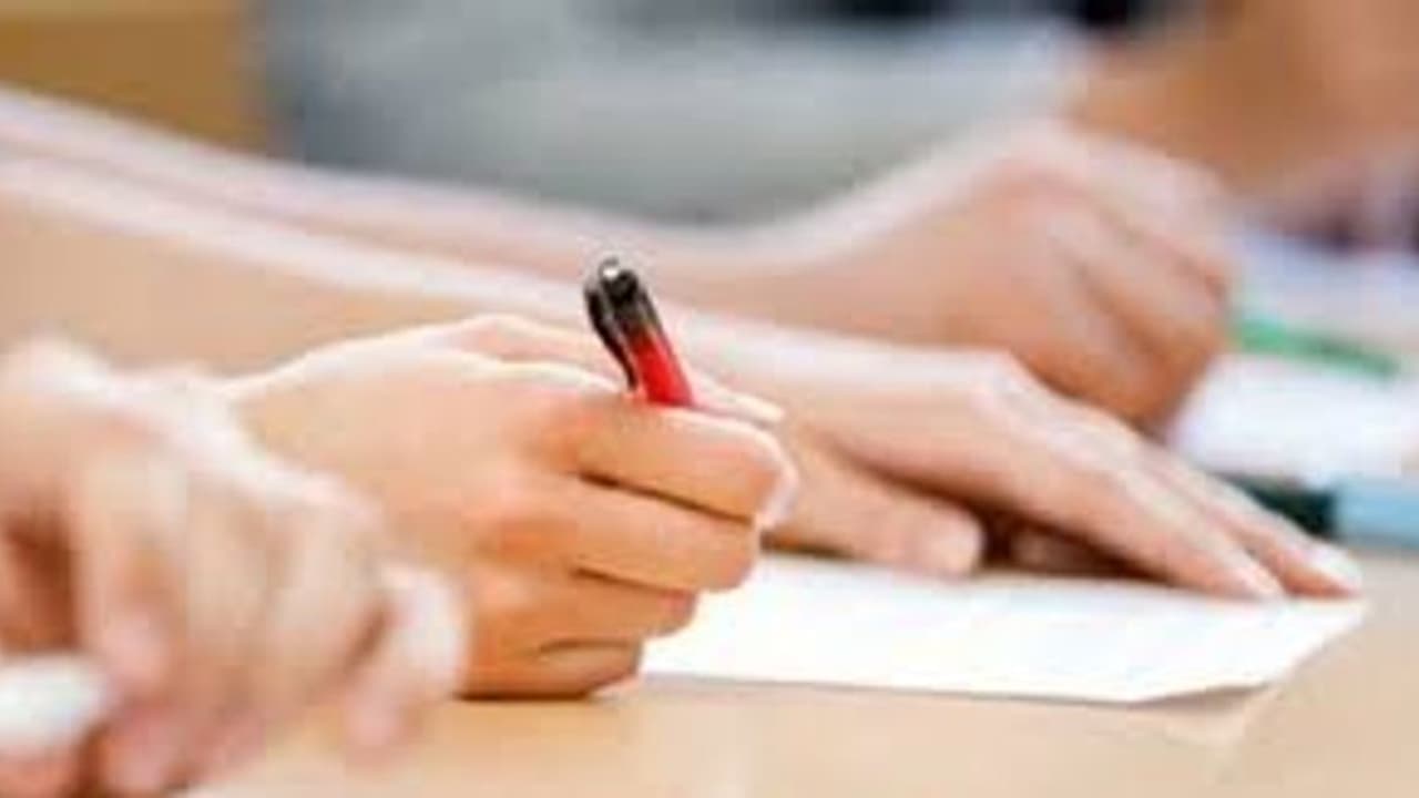 కొంపముంచిన గుగూల్ మ్యాప్స్.. పరీక్ష రాయకుండానే వెనుదిరిగిన ఇంటర్ విద్యార్థి.. ఏం జరిగిందంటే..? కొంపముంచిన గుగూల్ మ్యాప్స్.. పరీక్ష రాయకుండానే వెనుదిరిగిన ఇంటర్ విద్యార్థి.. ఏం జరిగిందంటే..?