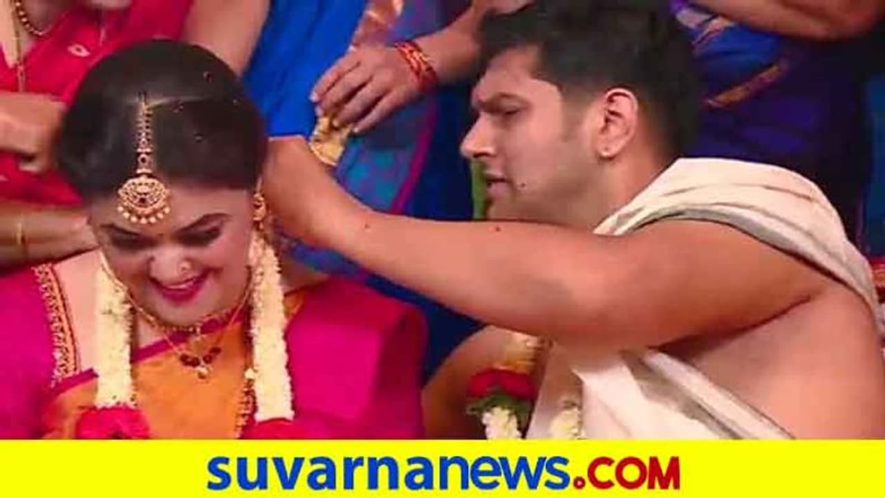 ವರ್ಷಾಳೊಂದಿಗೆ ಸಪ್ತಪದಿ ತುಳಿದ ನಟ ವಿನಾಯಕ್ ಜೋಶಿ! ವರ್ಷಾಳೊಂದಿಗೆ ಸಪ್ತಪದಿ ತುಳಿದ ನಟ ವಿನಾಯಕ್ ಜೋಶಿ!