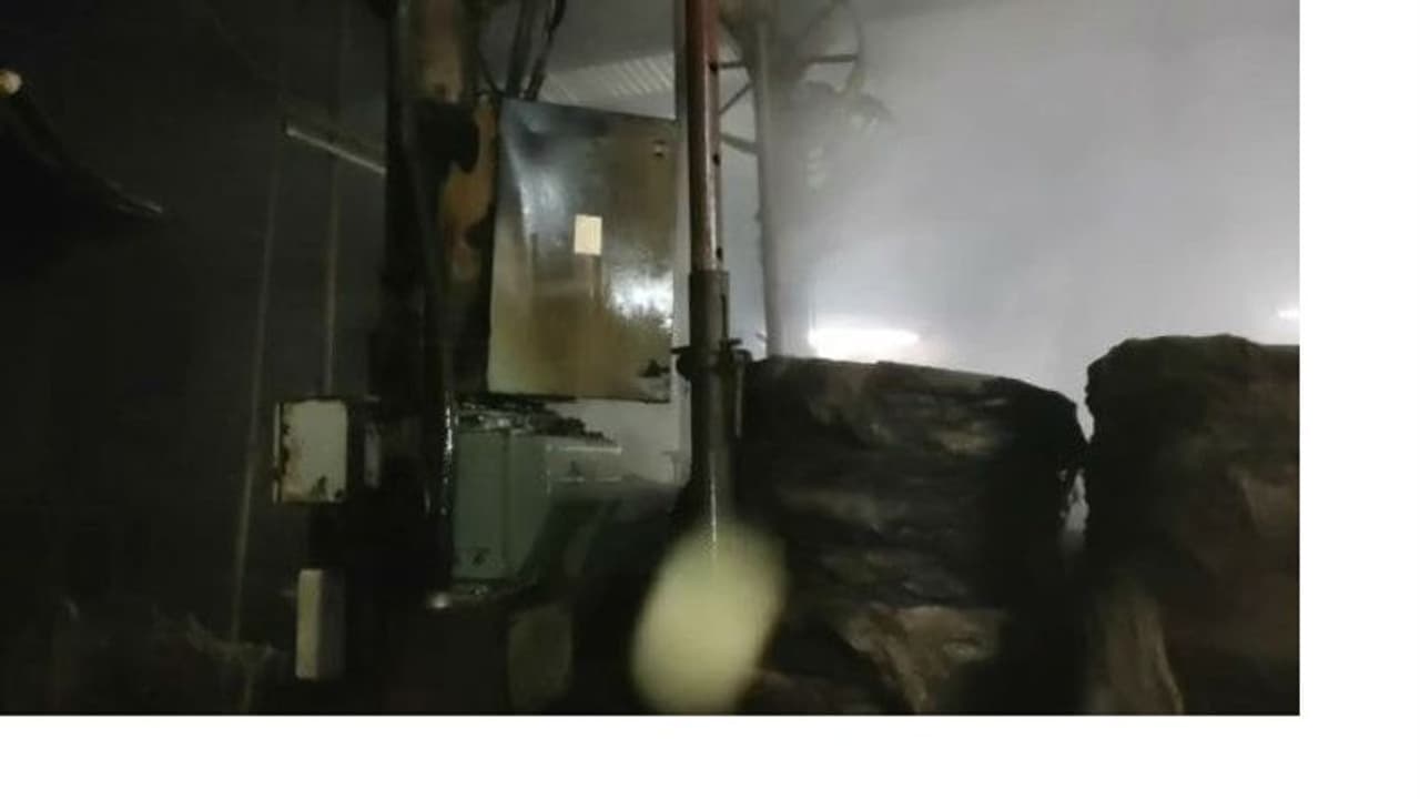 অগ্নিনির্বাপণ ব্যবস্থা নেই, বালতি করে জলে এনে জুটমিলের আগুন নেভালেন শ্রমিকরা অগ্নিনির্বাপণ ব্যবস্থা নেই, বালতি করে জলে এনে জুটমিলের আগুন নেভালেন শ্রমিকরা