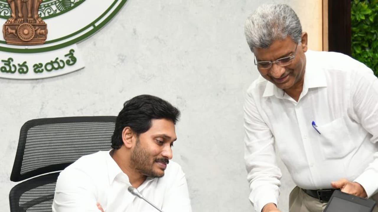 రాష్ట్రంలో సమగ్ర భూ సర్వే: జగన్ సర్కార్ కీలక నిర్ణయం రాష్ట్రంలో సమగ్ర భూ సర్వే: జగన్ సర్కార్ కీలక నిర్ణయం