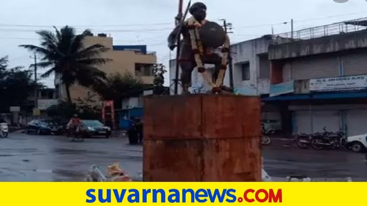 ರಾಯಣ್ಣ ಪ್ರತಿಮೆ ಪ್ರತಿಷ್ಠಾಪನೆಗೆ ಕಲ್ಲು ತೂರಾಟ : ಭಾರೀ ಉದ್ವಿಗ್ನ