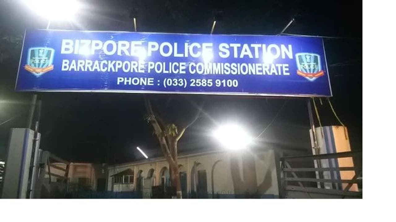 বিজেপি কর্মীর পথ আটকে মারধর, হুমকি, কাঁচড়াপাড়ায় কাঠগড়ায় শাসকদল বিজেপি কর্মীর পথ আটকে মারধর, হুমকি, কাঁচড়াপাড়ায় কাঠগড়ায় শাসকদল