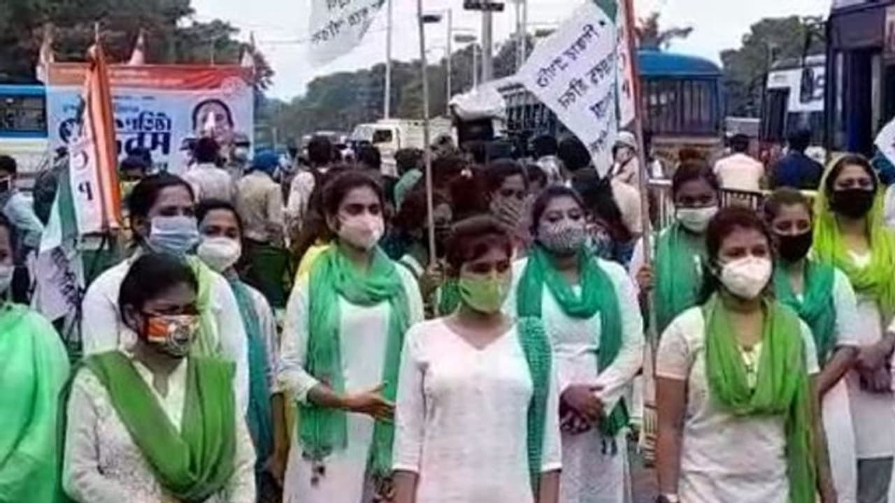 JEE NEET পিছোনোর দাবি, গান্ধীমূর্তির পাদদেশে বিক্ষোভ টিএমসিপি র