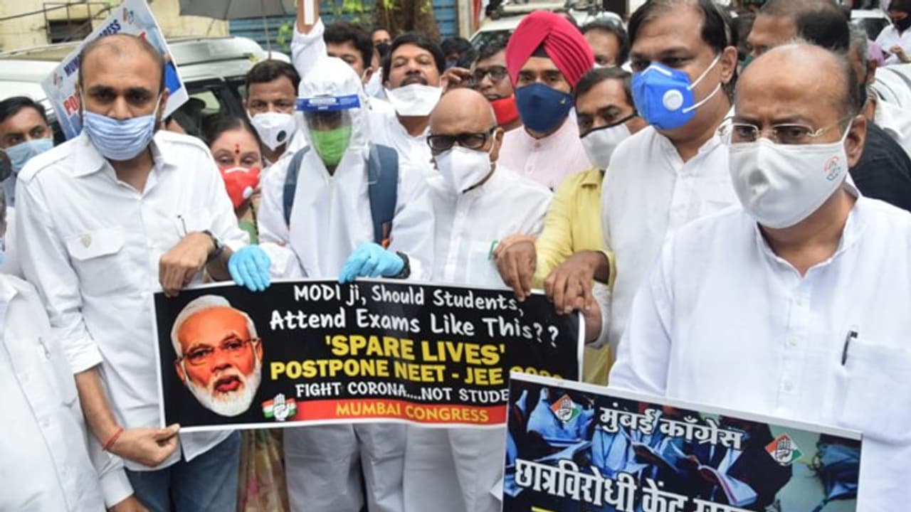 JEE NEET परीक्षा को लेकर देश भर में कांग्रेस का प्रदर्शन, सोनिया राहुल बोले, सरकार छात्रों से बात करे JEE NEET परीक्षा को लेकर देश भर में कांग्रेस का प्रदर्शन, सोनिया राहुल बोले, सरकार छात्रों से बात करे