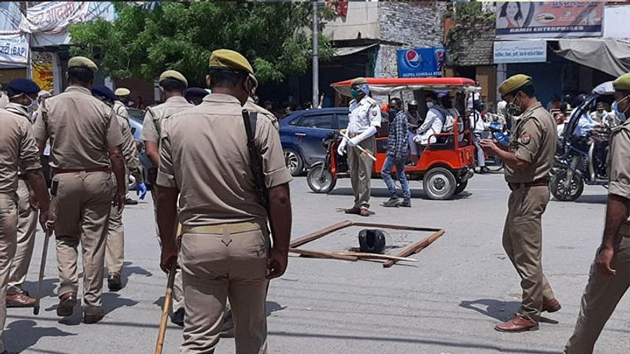 वाराणसी में दिनदहाड़े हिस्ट्रीशीटर समेत दो की हत्या, एक की हालत गंभीर; फायरिंग में मारा गया निर्दोष रिक्शाचालक वाराणसी में दिनदहाड़े हिस्ट्रीशीटर समेत दो की हत्या, एक की हालत गंभीर; फायरिंग में मारा गया निर्दोष रिक्शाचालक