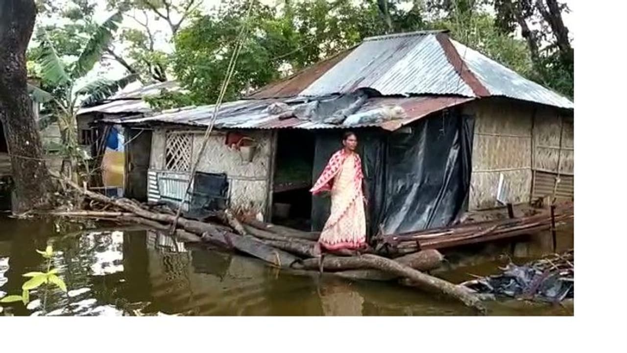 নদী পাড়ে বাস, চিন্তা বারোমাস, ঘরের ভিতর জল থাকায় খাটের উপর সংসার নদী পাড়ে বাস, চিন্তা বারোমাস, ঘরের ভিতর জল থাকায় খাটের উপর সংসার