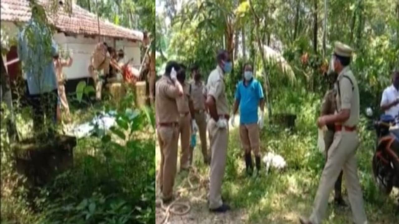 തൃശ്ശൂരിൽ അമ്മയും മകനും വീട്ടിൽ മരിച്ച നിലയിൽ, മൃതദേഹങ്ങൾക്ക് രണ്ട് ദിവസത്തെ പഴക്കം തൃശ്ശൂരിൽ അമ്മയും മകനും വീട്ടിൽ മരിച്ച നിലയിൽ, മൃതദേഹങ്ങൾക്ക് രണ്ട് ദിവസത്തെ പഴക്കം